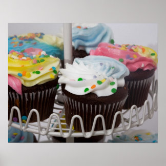 Choklad-muffinsar på ett tårtstativ 2 poster
