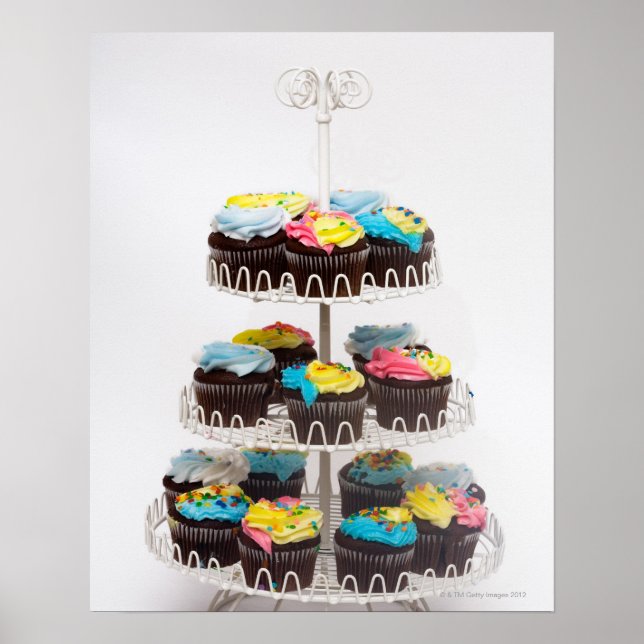 Choklad-muffinsar på ett tårtstativ poster (Framsidan)