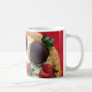 Choklad täckt jordgubbeostkakamugg kaffemugg