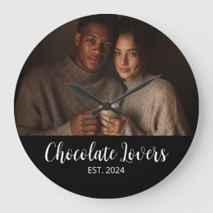 Chokladälskande Par Establierad Foto Present Stor Klocka