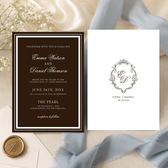 Chokladbrun Classic Crest Monogram Bröllop Inbjudningar (Chocolate brown crest monogram wedding invitation showcases your style with timeless elegance.)