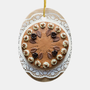 Chokladgrädden paj på den rustiska träkakans topp julgransprydnad keramik