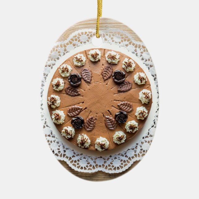 Chokladgrädden paj på den rustiska träkakans topp julgransprydnad keramik (Framsidan)