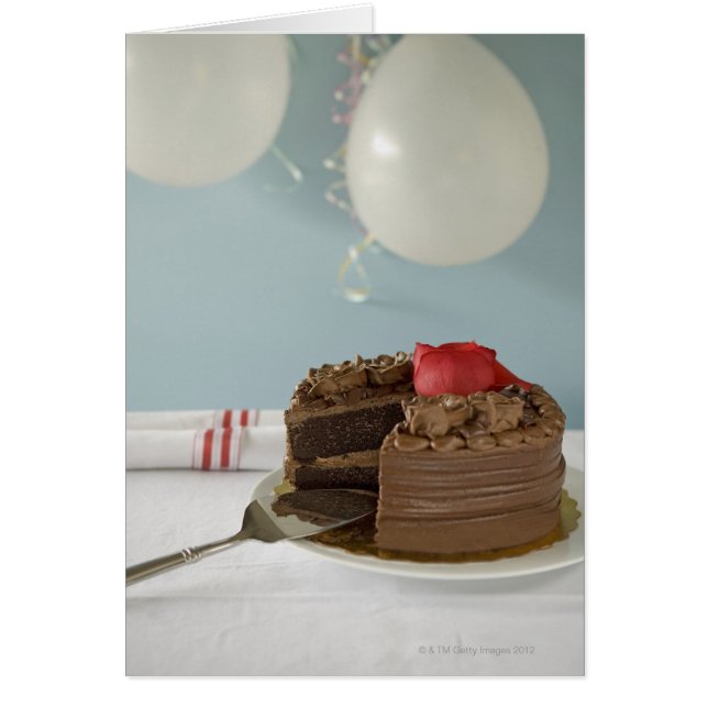 Chokladkaka med saknade segment på bord. hälsningskort (Framsidan)