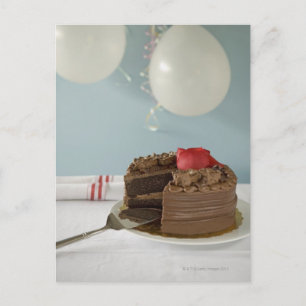 Chokladkaka med saknade segment på bord. vykort