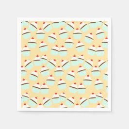 Chokladkakor med grädde och körsbär på toppen pappersservett