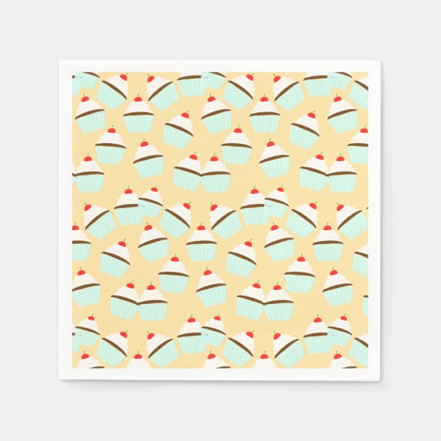 Chokladkakor med grädde och körsbär på toppen pappersservett (Framsidan)