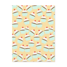 Chokladkakor med grädde och körsbär på toppen