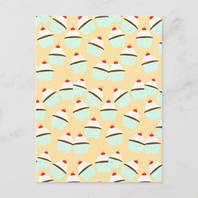 Chokladkakor med grädde och körsbär på toppen vykort (Framsida)