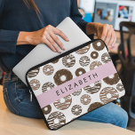 Chokladklad, karamelldonötter, isbildning, ditt na laptop fodral<br><div class="desc">Cute,  roligt och hederligt mönster med choklad och sockerkulor. Modern gåva och trendig,  perfekt för den giriga älskare i ditt liv. Anpassa genom att lägga till namn,  smeknamn,  monogram eller initialer.</div>