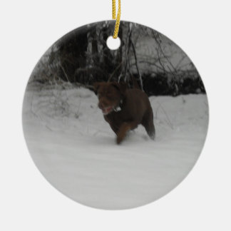 ChokladLabrador Retriever i snön Julgransprydnad Keramik