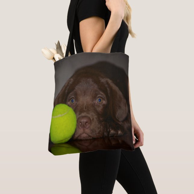 ChokladLabrador valp med tennisboll Tygkasse (Närbild)