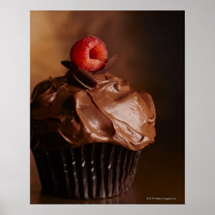 Chokladmuffin med en hallontoppning poster
