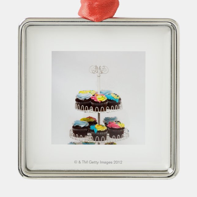 Chokladmuffins på ett tårtastativ julgransprydnad metall (Framsidan)