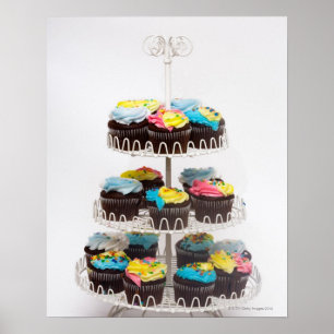 Chokladmuffins på ett tårtastativ poster