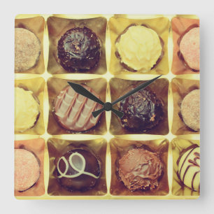 Chokladpralines kvadrerar väggen tar tid på fyrkantig klocka