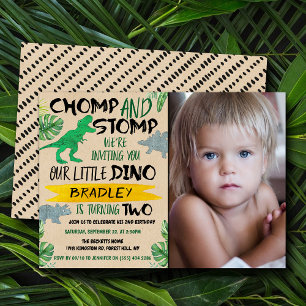 Chomp & Stomp! Dinosaurpojkar 2-års födelsedagsfot Inbjudningar
