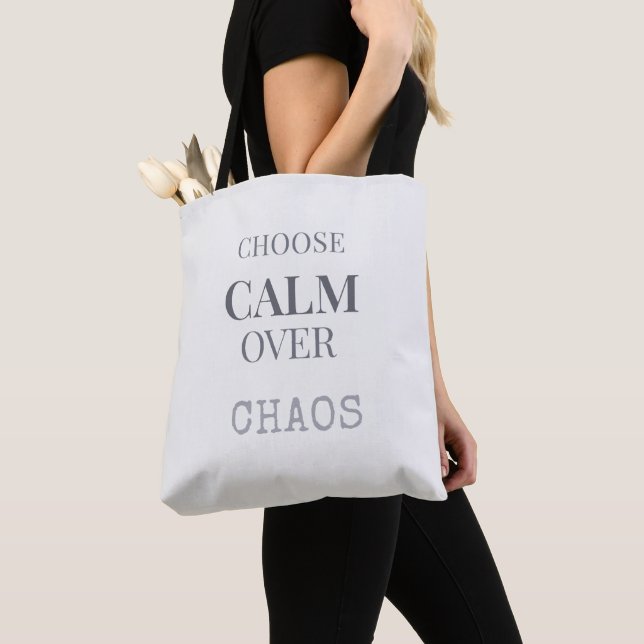 Choose Calm Over Chaos Minimalist Quote Typography Tygkasse (Närbild)