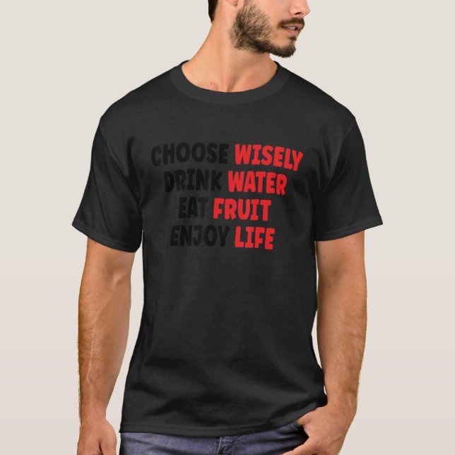 Choose Wisely Drink Water Eat Fruit Enjoy Life 1 T Shirt (Framsida)