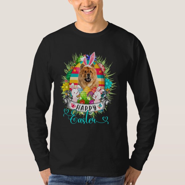 Chow Chow Hund i Påskägg Basket Bunnies Lycklig T Shirt (Framsida)