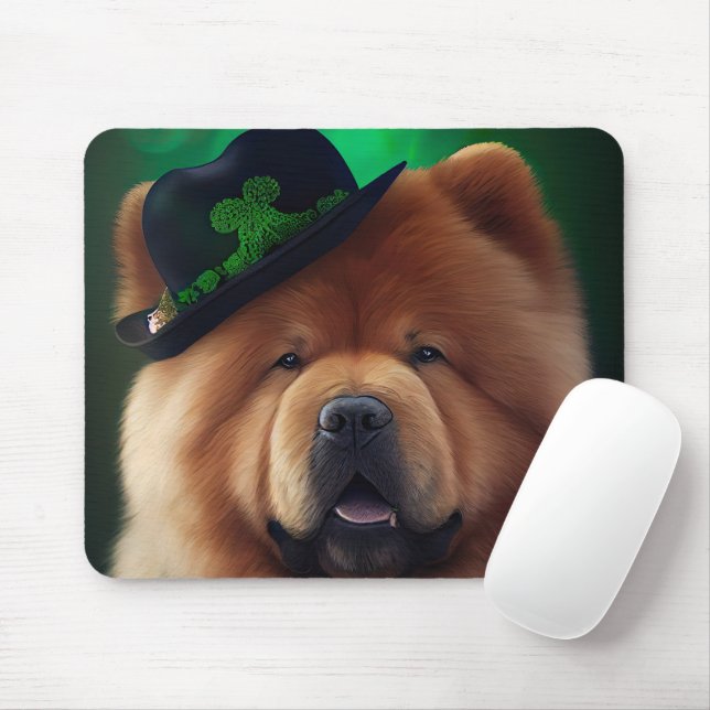 Chow Chow-hund i St. Patricks dag-kostym Musmatta (Med mus)