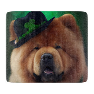 Chow Chow-hund i St. Patrick's Day-dräkt