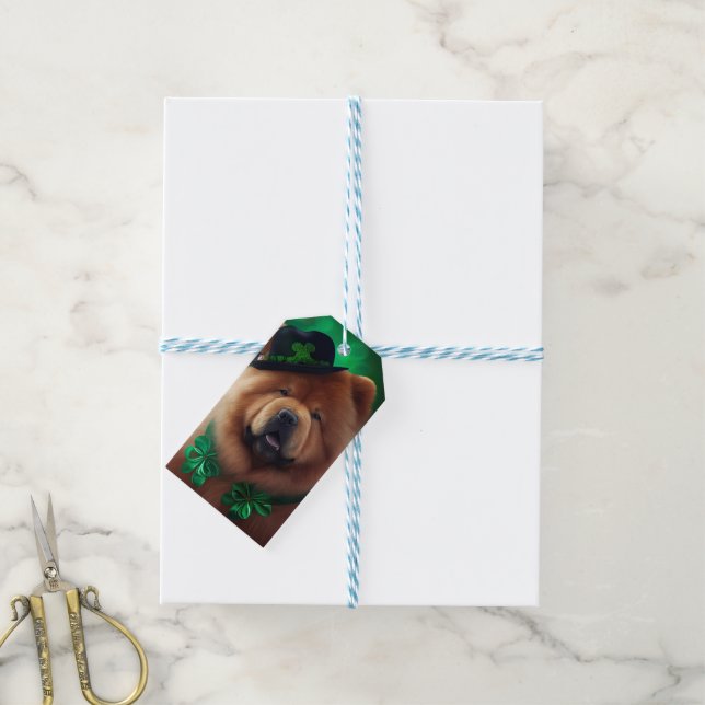 Chow Chow-hund i St. Patrick's Day-dräkt Presentetikett (Med Snöre)