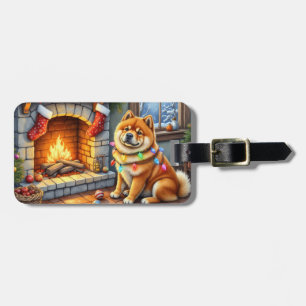 Chow Chow sittande vid öppen spis med julbelysning Bagagebricka