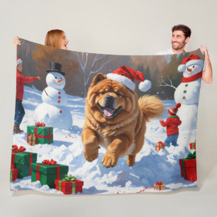 Chow Chow springar i snö med julhatt Fleecefilt