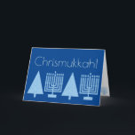 Chrismukah Light Blue-Helgdag Lägg till ditt foto Helgkort<br><div class="desc">Lägg till ditt favoritfamiljefoto på insidan av det här charmerande Chrismukah-helgdag i pastellblått på rikens royal blå. Det moderna hälsningskortet i elegant är designat för blandade familjer som firar både Hanukkah och jul. Bleken blå bilder på en Hanukkah Menorah och Julgran upprepas inuti kortet tillsammans med två delar av den...</div>