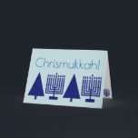Chrismukah Navy Blue-Helgdag Lägg till ditt foto Helgkort<br><div class="desc">Lägg till ditt favoritfamiljefoto på insidan av det här charmerande Chrismukah-helgdag i marinblått på pastellblått. Det moderna hälsningskortet i elegant är designat för blandade familjer som firar både Hanukkah och jul. Den mörk marinblått bilder av en Hanukkah Menorah och en Julgran upprepas inuti kortet tillsammans med två delar av den...</div>
