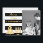 Chrismukah Photo Black and White Rand Guld Julkort<br><div class="desc">Lägg till ditt foto till det här helgdag-kortet för roligt Chrismukah i ett modernt stil av svart och vitt rand med guld-accenter för jul och Hanukkah tillsammans. Merry Lycklig Chrismukkah! Byt ut fotografiet för innehavaren av ställe mot ett eget familjefoto för ett unikt personlig-kort. Utformningarna guld polka dots och Menorah...</div>