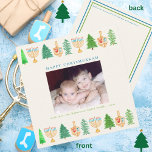 Chrismukah Photo Helgdag-julkort Julkort<br><div class="desc">Lycklig Chrismukah-julkort för Hanukkah-Helgdag! Julgranar, Menorahs och Dreidels lägger till det här Helgdag för fotopersonlig. Lägg till ditt familjemeddelande och uppdatera på kortets baksida. Den här helgdag med kvadratiska eleganter har en mängd olika vattenfärger i gräs träd, menorahs och drömmar som omger fotot. Glad helg hälsning kan anpassa sig med...</div>