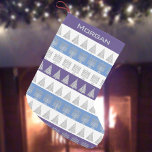 Chrismukah Silver Menorah Träd Rand Mönster Liten Julstrumpa<br><div class="desc">Anpassa denna roligt Chrismukah-strumpor med mönster i silver Hanukkah Menorahs och silver Julgranar på färglöst rand av vitt, blått och lila. Lägg till en namn i silver till lagret för en personlig av ett slag. Menorahs och träd:s utformning i silver är tillräckligt enkel för att denna julklapp kan fungera för...</div>