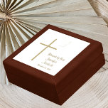 Christening eller Baptism Keepsakbox Smyckeskrin<br><div class="desc">Den här christening- eller baptism-nyckelrutan har ett kor med en duva på vit bakgrund. Ord "Guds välsignelse" visas för högerna av kor. Barnets namn kan vara personlig och datum för döpningen. En underbar keepsaké-gåva till en doftning. Copyright Kathy Henis</div>
