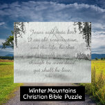 Christian Bible Quote från vinterbergen Pussel<br><div class="desc">"Jesus sa till henne, jag är återuppståndelsen och livet: han som tror på mig, även om han var död, men han ska ändå leva:" John 11:25 (KJV) inspirerande bibelskrift citerar. Gör en underbar gåva till kristna familjer. Skripthandskriften över en vacker vinterbergscen i neutralten svart/grått/vitt färg. Minimalistisk modern, svart grunge-design. Originalteckning...</div>