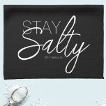Christian Black Modern Stanna Salty Typography Kökshandduk<br><div class="desc">Designer-Trendiget stannar vid Salty Typography Christian Scripture Black Kitchen Towel. Svart kökshandduk med grått- och vit typografi. Stanna Salty Mathew 5:13 (I bibeln i Mathew 5:13 sa Jesus: "Du är jordens salt. Men om saltet förlorar sin salthet, hur kan det då göras saltat igen? Det är inte längre bra för...</div>