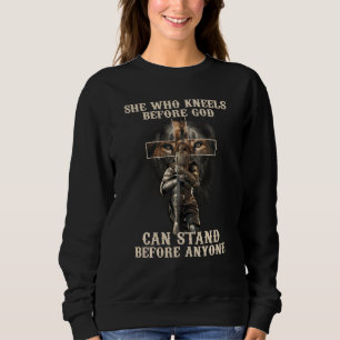 Christian Hon som Kneels före Gud Knight Fläkt Cr T Shirt