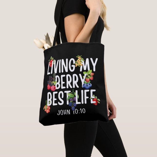 Christian JOHN 10 10 Living My Berry Best Life Tygkasse (Närbild)
