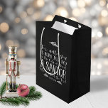 Christian jul Verse Typography Chalkboard<br><div class="desc">Christian jul Verse Typography Helgdag Gift Bags med Luke 2:11 i festive typography på en rustik kalkboard stil-bakgrund,  med precis blomning av vita gräs grenar och gräs-koner.</div>