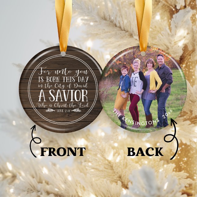 Christian julverse Typography on Wood Photo Julgransprydnad Keramik (Christian Christmas Verse Typography on Wood Photo Ceramic Ornament)