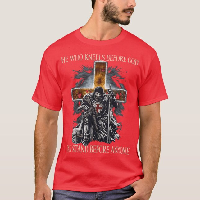 Christian Lion He Who Kneels Before God Can Stand  T Shirt (Framsida)