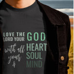 Christian Scrirent T-shirt<br><div class="desc">Christian T-shirt med ett citat från Matthew 22:37 "Kärlek, Gud med allt hjärta och med all själ och med allt sinne." i blandad kalligrafi och minimalistisk typografi. Det här trendiget är den moderna trosdesignen perfektens gåva och mode påstående. #christian #religion #scripture #religion #bible #jesus</div>