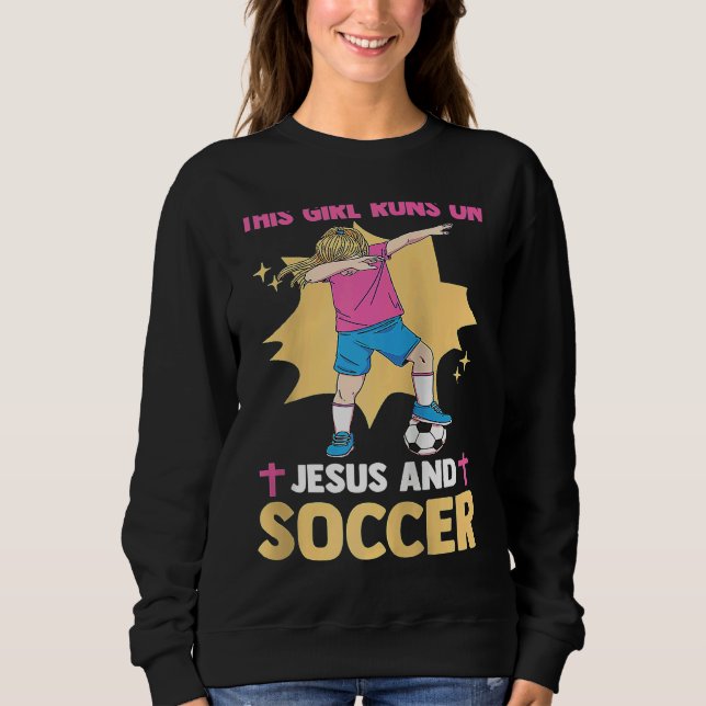Christian Soccer Player This Girl Runs On Jesus An T Shirt (Framsida)