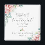 Christian Wedding Favors Bible Verse Magnet<br><div class="desc">Lägg till en andlig-beröring till dina bröllopsfavörer med den här eleganten, så gynnar det kristna bröllopsmagneterna med en vacker andedräkt av högtravande handmålade, vattenfärgade blommor och eukalyptus grey i skuggor av dammig ro, pastellrosa och mjuk grönt. I magneten finns också bibelversen "Han har gjort allt vackert på sin tid" (Ecclesiastes...</div>