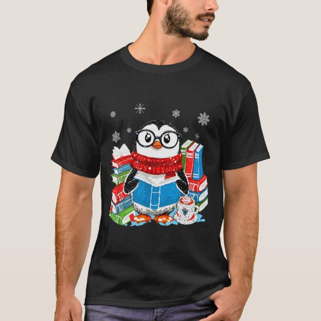 Christmas A Penguin Reading Book Snowflake Cocoa H T Shirt (Framsida)