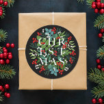CHRISTMAS Berries Greenery Helgdag Black Runt Klistermärke<br><div class="desc">Ord CHRISTMAS sitter mellan löv och bär på en svart bakgrund (eller färg) på dessa runda klistermärken,  elegant för kuvertförseglingar,  party favors eller någon helgdag-tillfälle. MATCHING-objekt i vår butik.</div>