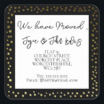 Christmas Black och guld Adress Stickers Fyrkantigt Klistermärke<br><div class="desc">Gratulera till att du har börjat med vår snyggt party och tecknen på förändring av adress. Perfekt för att ta emot gäster och uppdatera din nya plats.. Deras design kombinerar värme och elegans,  skapar din övergång till ett nytt hem både inbjudande och minnesvärt. Designad av de artiga äpplen</div>
