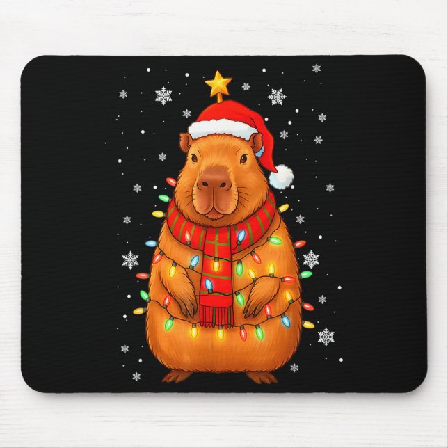 Christmas Capybara With Santa Hat Xmas Lights Tree Musmatta (Framsidan)