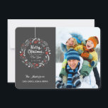 CHRISTMAS CHALKBOARD BLOMMIGT WREATH PHOTO-KORT JULKORT<br><div class="desc">GOD JUL: Ljusstark och muntert botanisk krans med poinsettia, holly, bär och löv i rött och vitt på kritbotten. Anpassa det här platta hälsning-fotokortet till helgdag med din familj namn och lägg till din favoritfamilj bild. Contemporary, klassiskt, modernt och snyggt sätt att skicka semesterhälsningar till vänner och familj i trendig...</div>